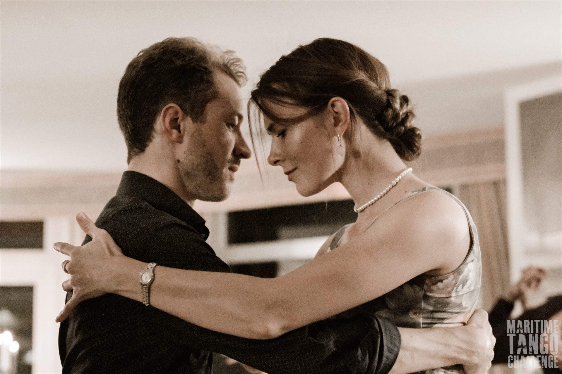 Para tańcząca tango w bliskim objęciu – szkoła tanga Buena Fiesta w Koszalinie